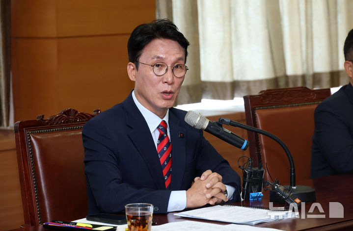 [서울=뉴시스] 배훈식 기자 = 김민석 국무총리 후보자가 13일 오전 서울 종로구 금융감독원 연수원에 마련된 인사청문회 준비사무실에서 열린 '밥상물가 안정을 위한 경청 간담회'에서 발언하고 있다. (공동취재) 2025.06.13. photo@newsis.com